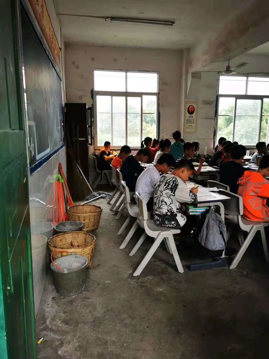 捐掉8万套课桌 退掉所有学费 结清全部工资 知名培训机构转行直播带货农产品休闲区蓝鸢梦想 - Www.slyday.coM