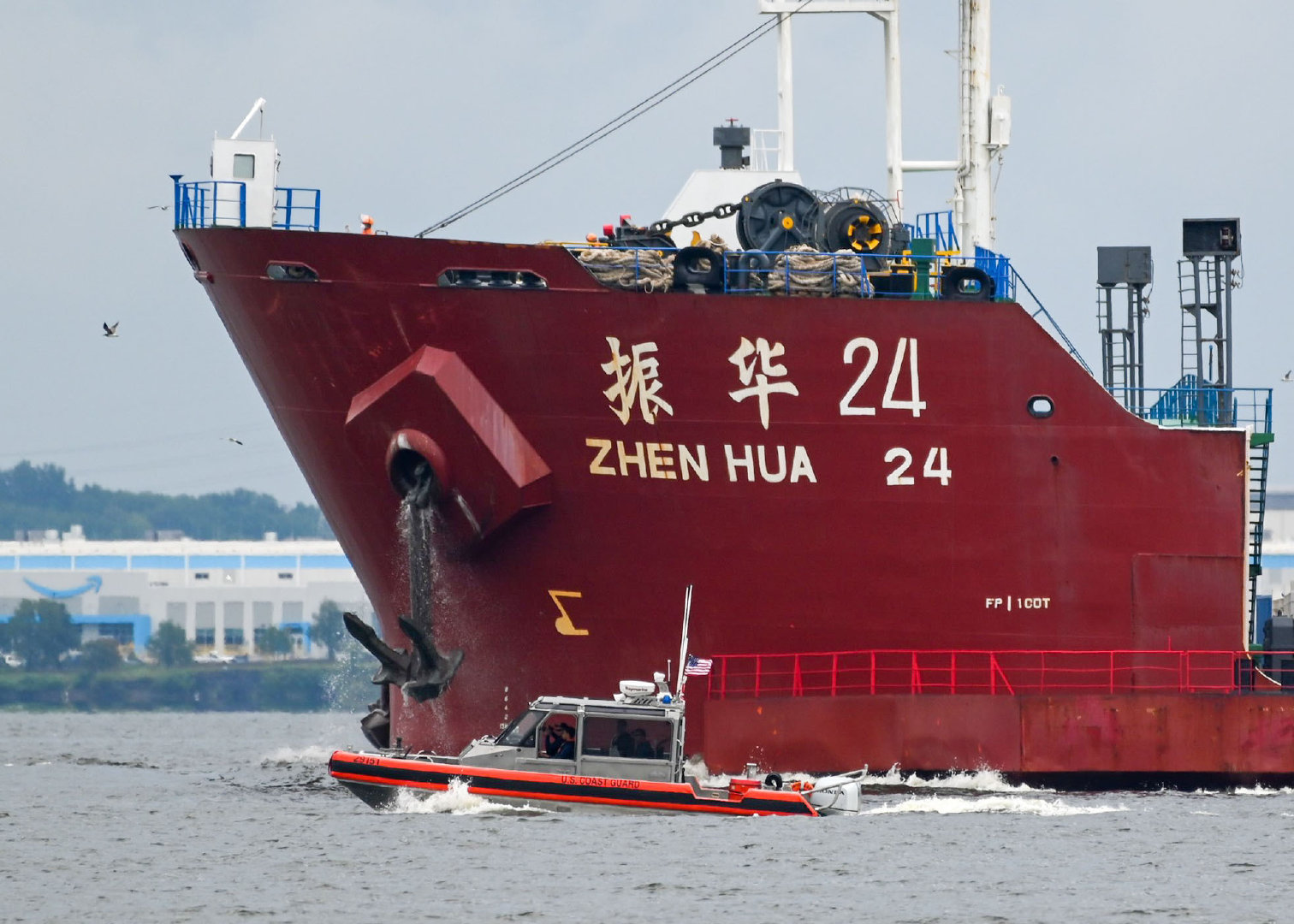 “振华24”运载的起重机 推特图