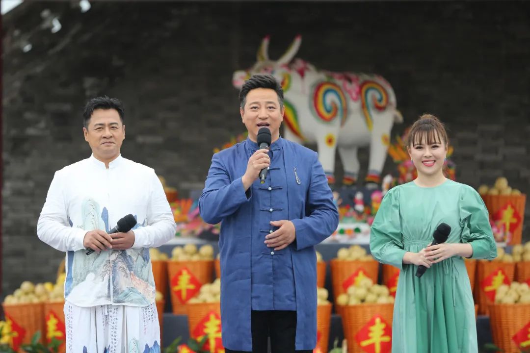 本周六,主持人小毕哥,付玉龙,小白鹭,携手乡村观察员邵峰,王小妮,李静