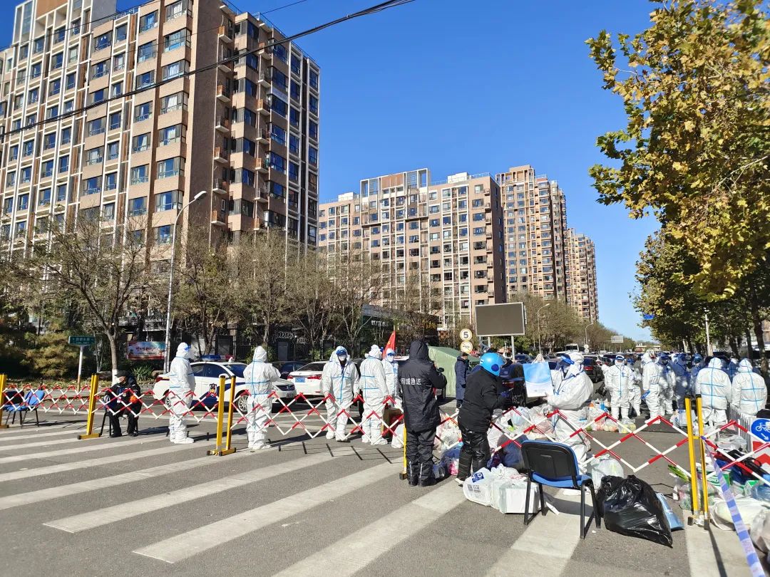 探访海淀中风险小区：封闭区域快递、外卖订单暴增休闲区蓝鸢梦想 - Www.slyday.coM