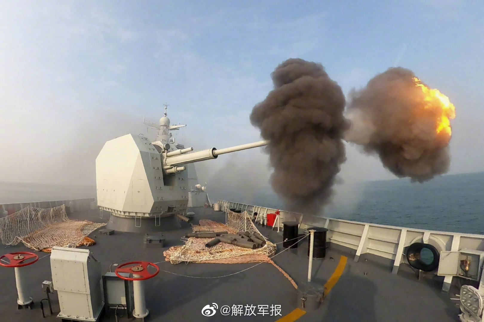 北部战区海军某驱逐舰支队淮南舰开展长航时实战训练