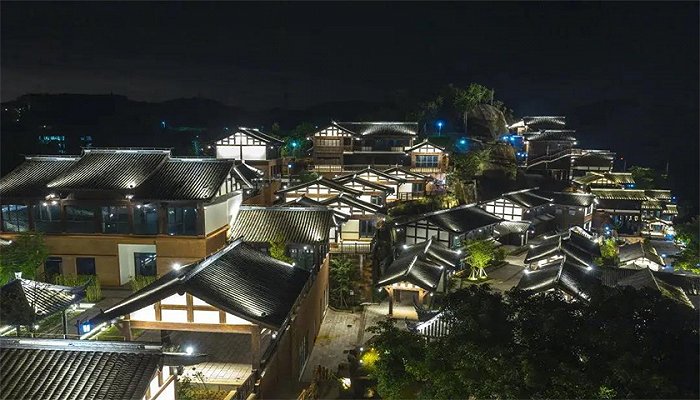 溪社区是中国传统村落,其辖区内的国家级aaaa级旅游景区五凤古镇景区