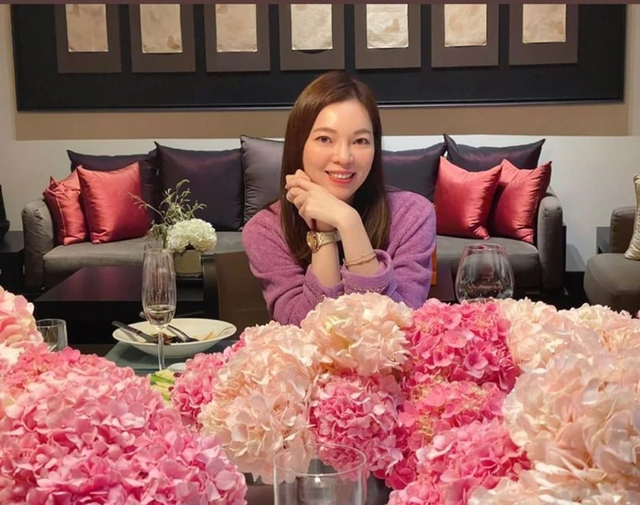 富士康老板娘曾馨莹庆生皮肤白皙似少女一众名媛纷纷现身祝贺