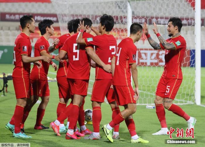 资料图:国足庆祝胜利。