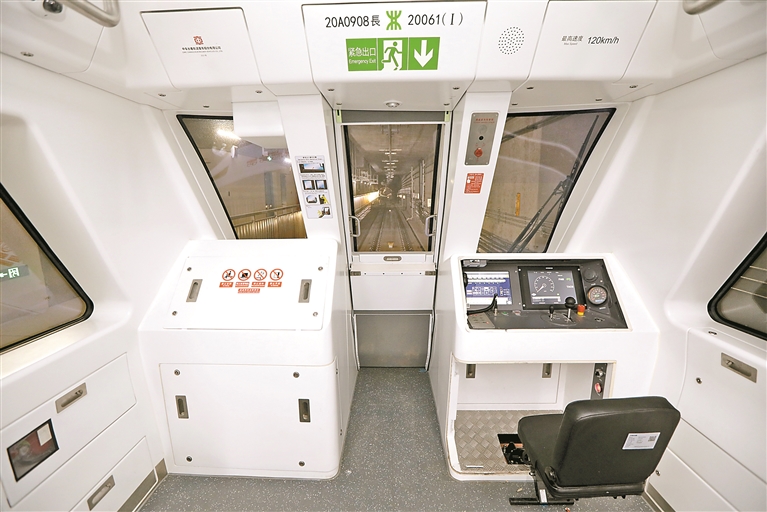 深圳首条无人驾驶地铁20号线试跑