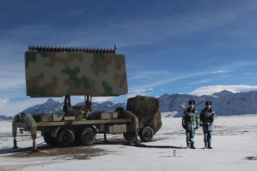 担负战备值班任务的西部战区空军雷达某旅官兵在阵地警戒