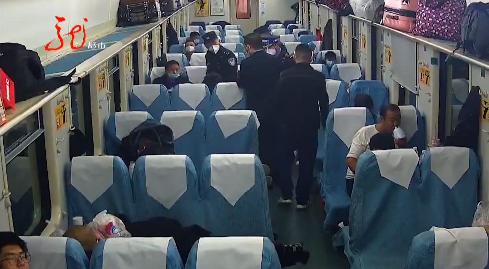 以验票的形式,对那些看不清脸的旅客进行排查,当排查到6车10号座位时