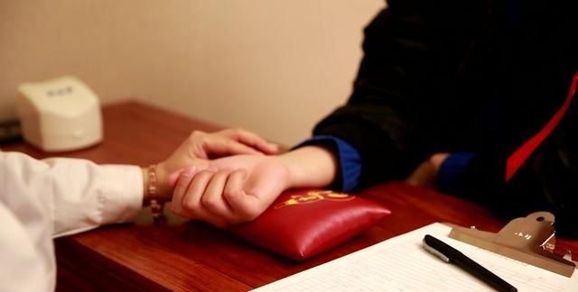 手把手教你如何把脉?掌握这4点诊脉知识,你或也可以学会号脉|中医|西医|桡动脉_新浪新闻