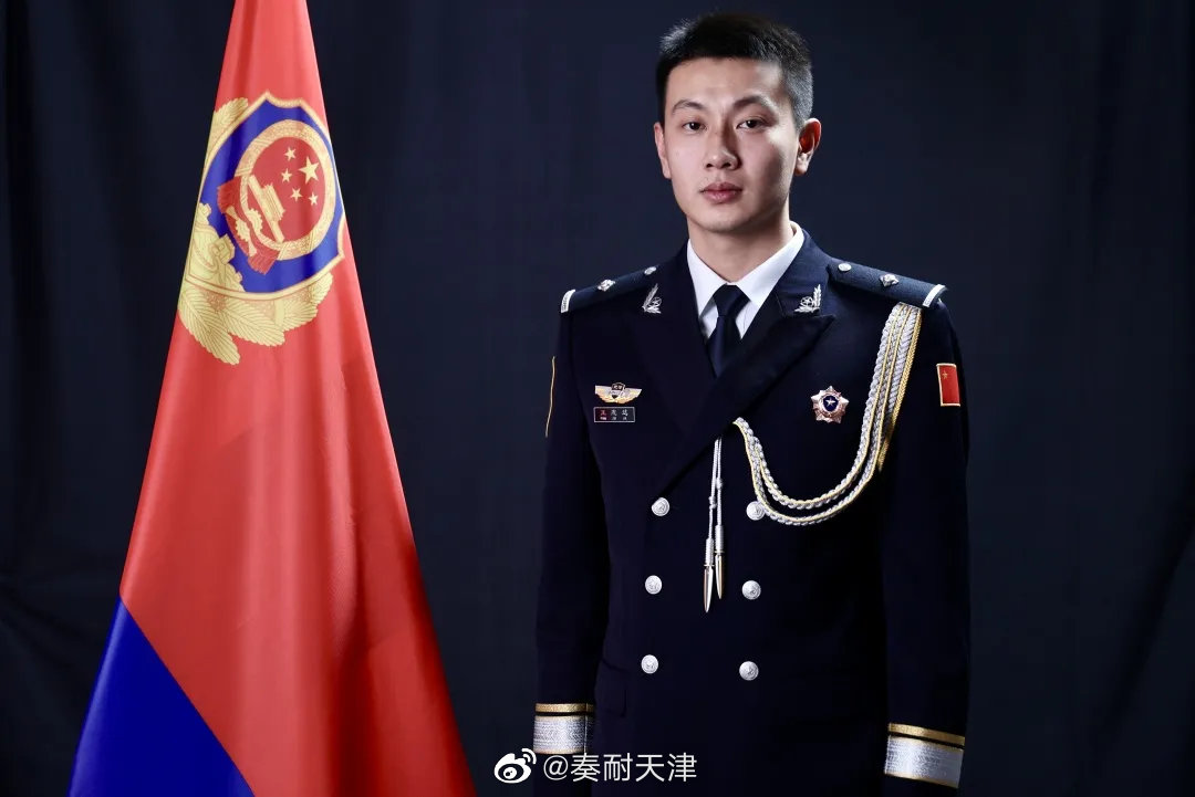 身着崭新的警礼服,面向人民警察警旗,闪闪从警章,满怀报国志……|民警|公安_新浪新闻