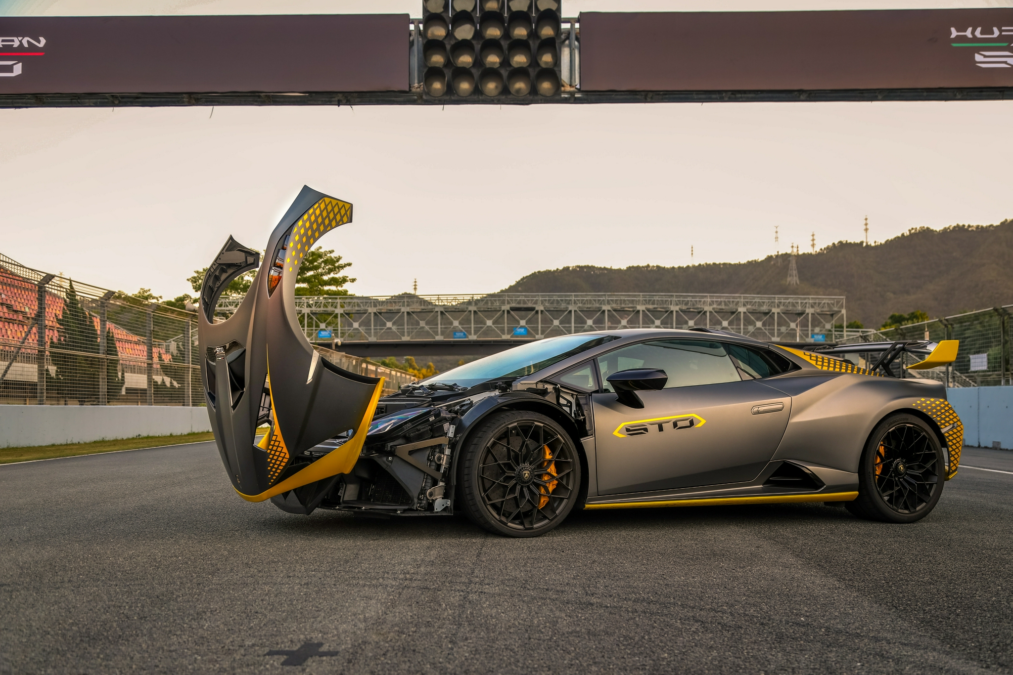 v10自吸唤醒尘封的感动赛道试驾兰博基尼huracánsto