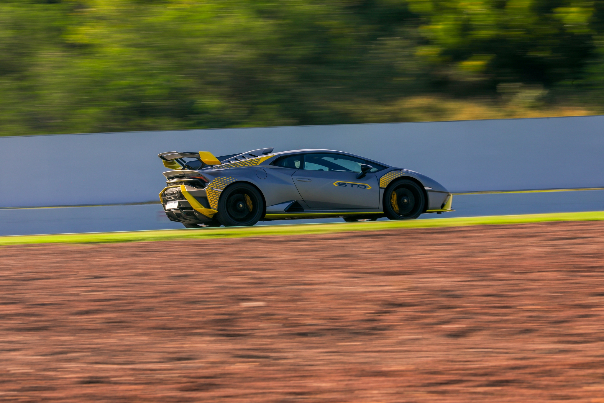 v10自吸唤醒尘封的感动赛道试驾兰博基尼huracánsto