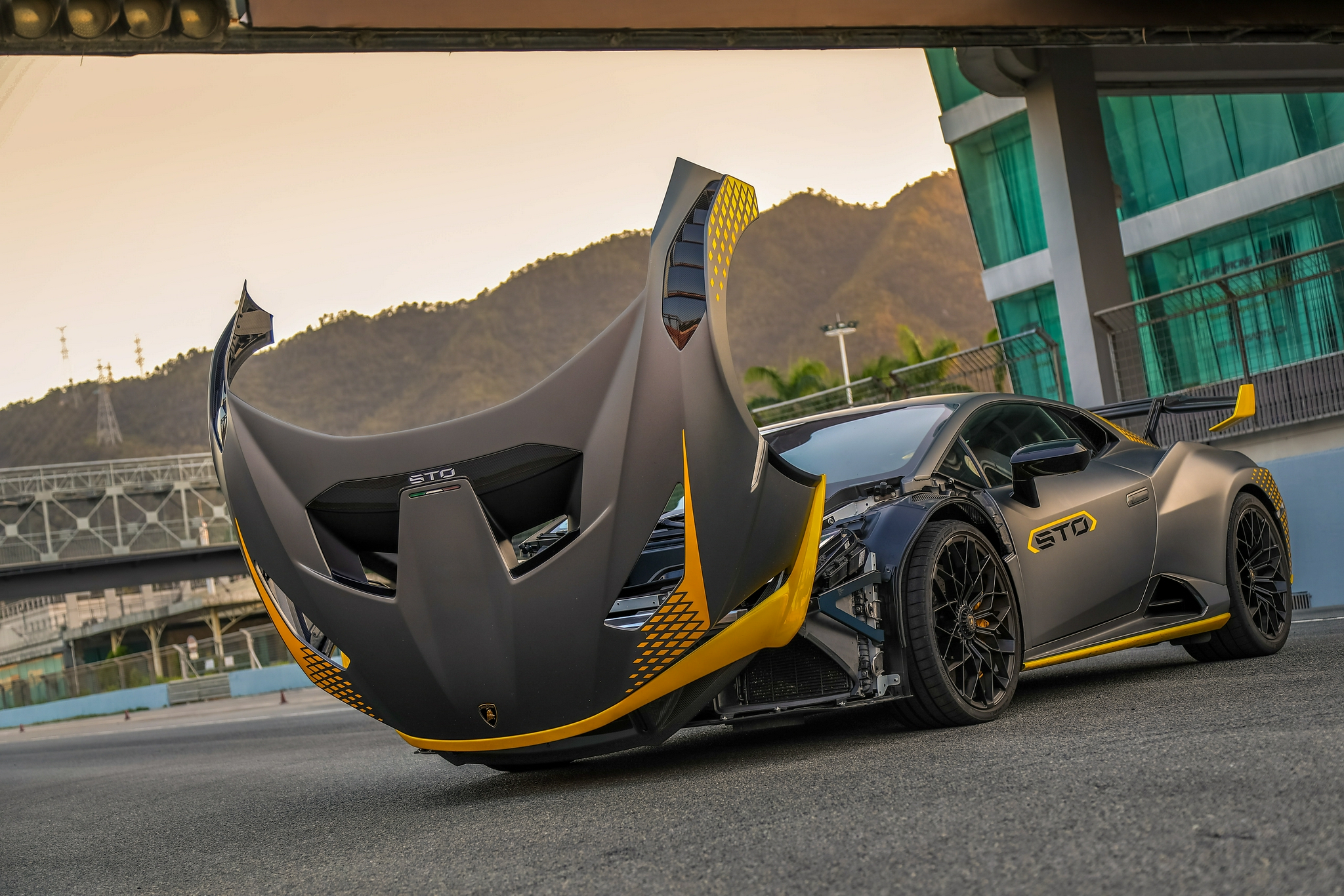 v10自吸唤醒尘封的感动赛道试驾兰博基尼huracánsto