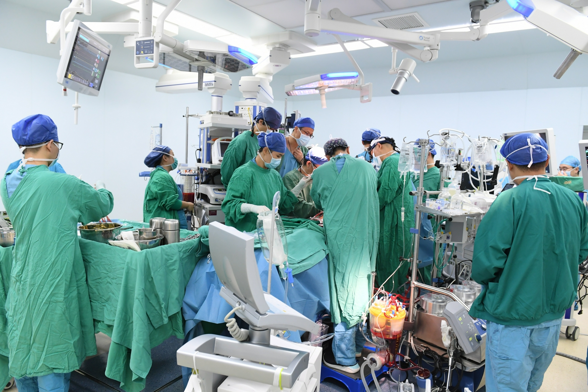 此时,手术室里的专家们早已严阵以待,为接下来的移植做好了准备.