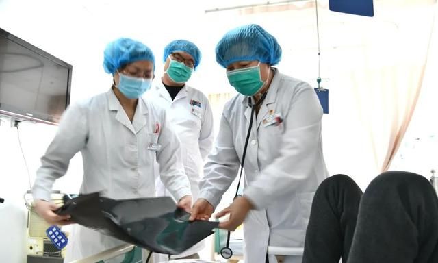 手把手教你如何把脉?掌握这4点诊脉知识,你或也可以学会号脉|中医|西医|桡动脉_新浪新闻