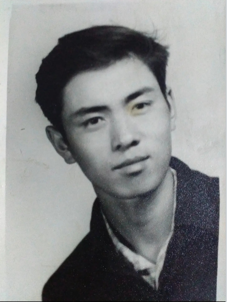 一副明星相.爸爸的入伍证书.证书上的照片真帅气.康巴汉子?