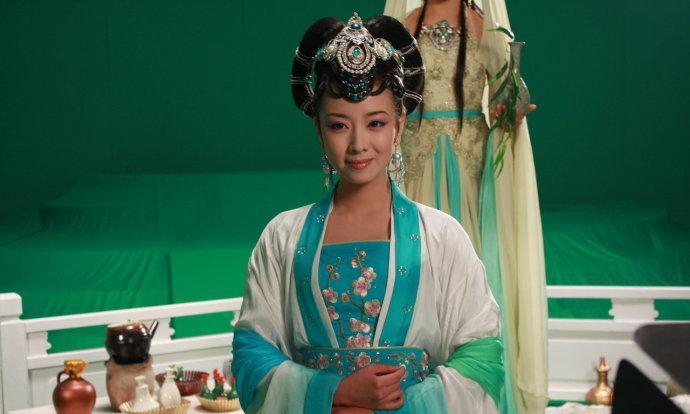 张卫健版嫦娥扮演者是李颖,但长相太过小家碧玉,更像嫦娥侍女,缺乏