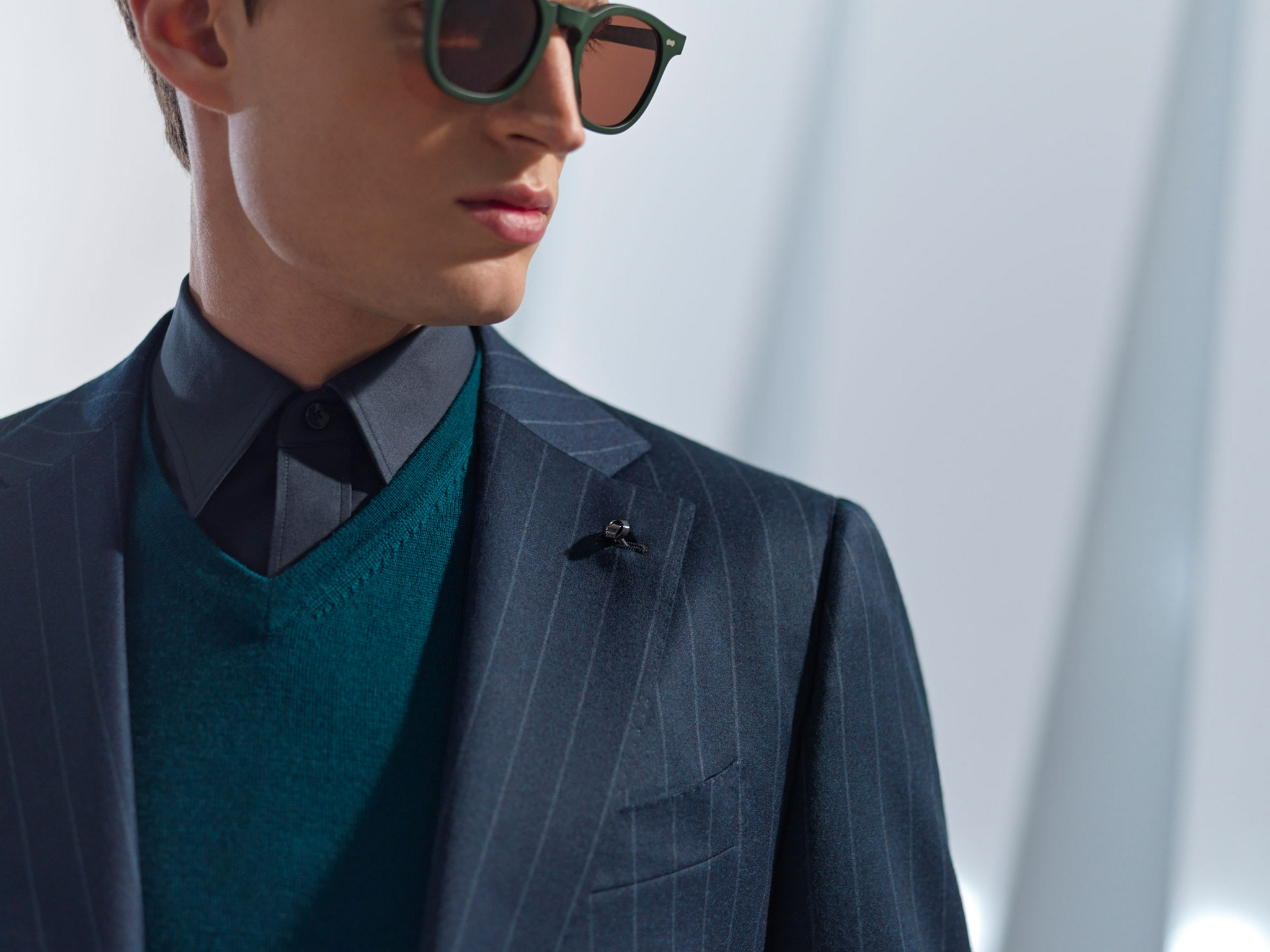 这是因为驳头作为西装的视觉中心,对于定位整件西装的款式风格起着很