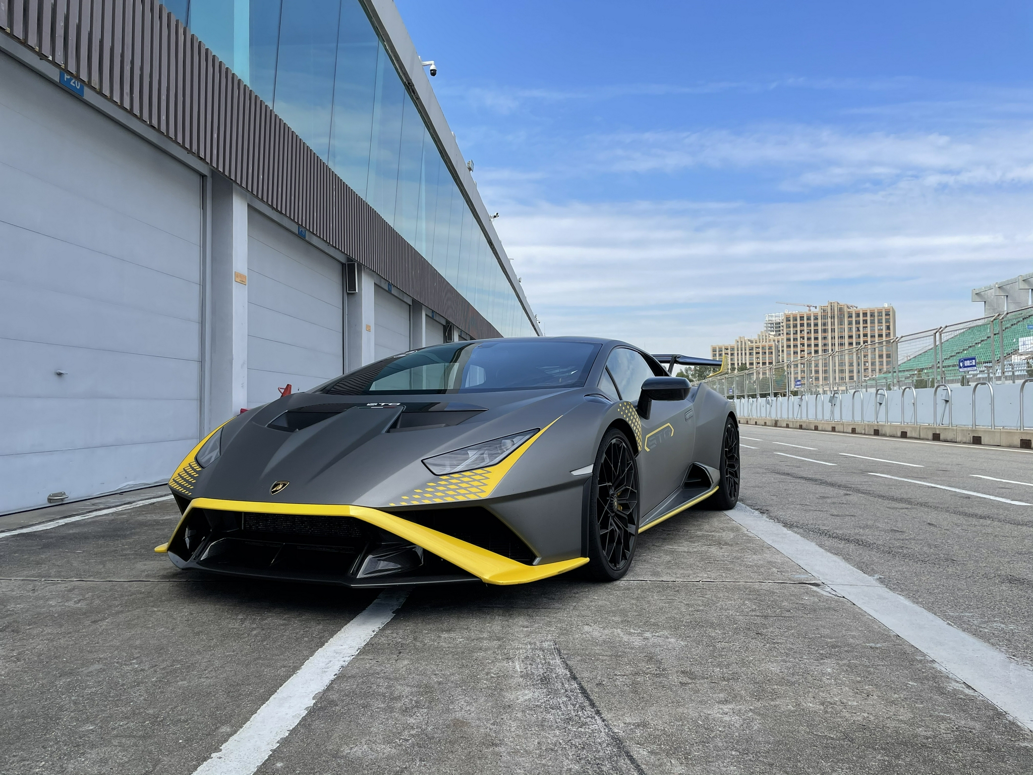 v10自吸唤醒尘封的感动赛道试驾兰博基尼huracánsto