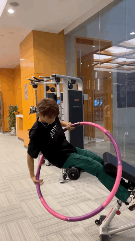 谢霆锋成功卷起健身圈这不段星星就来了看起来轻轻松松