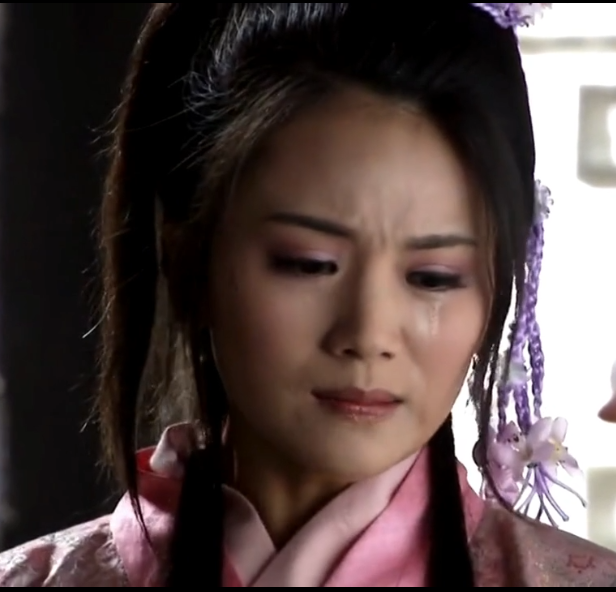 张纪中版高小姐由莫小凤演,一身粉色纱裙,淡粉色头饰装饰头发,还挺有