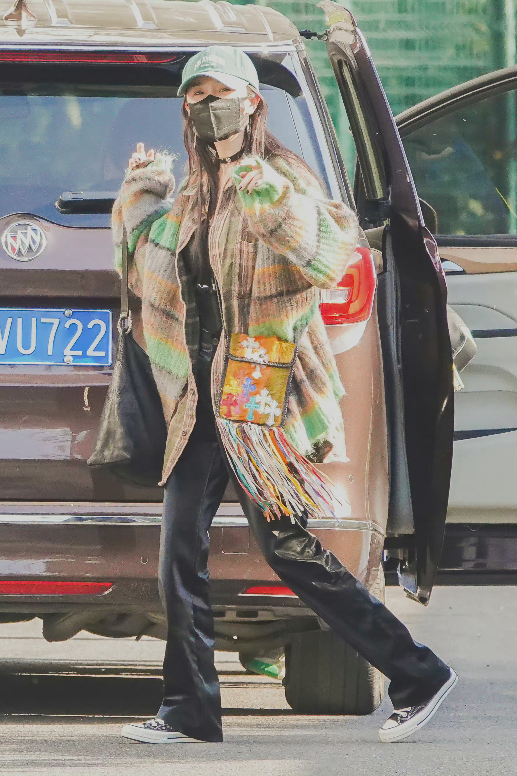 杨幂机场出发饭拍 彩色毛衣开衫搭配衬衣,果然幂姐穿搭yyds!