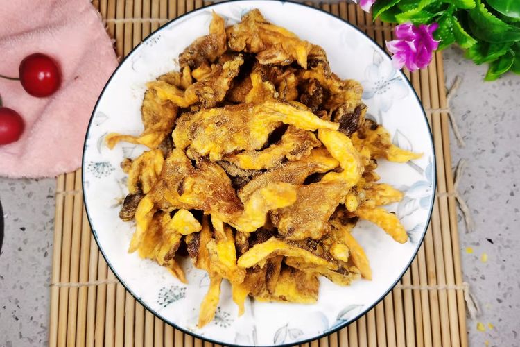 选择裹淀粉或面粉都不对,这样达不到酥脆不回软的效果,其实炸蘑菇教你