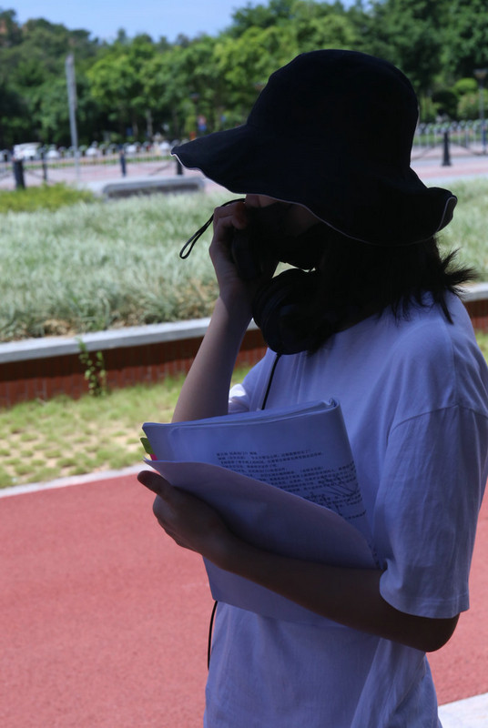 王婧蕊跨界导演首部作品《世界欠你的哥哥们》坦言会继续努力