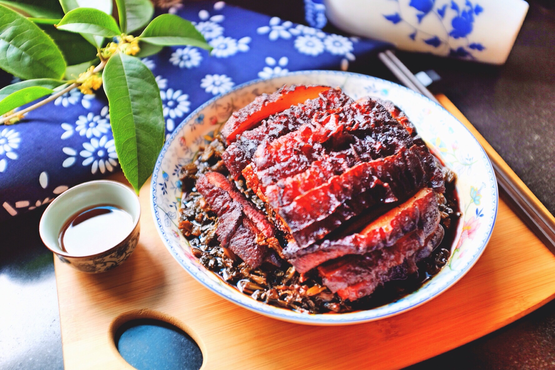 家庭版的梅干菜扣肉做法肥而不腻让吃过的人都回味无穷