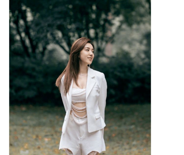 王晓晨穿白色西装珍珠抹胸露面气质撩人又惊艳