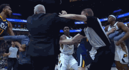 又打架了！戈贝尔和特纳冲突，造成4人被驱逐，看联盟如何处罚休闲区蓝鸢梦想 - Www.slyday.coM