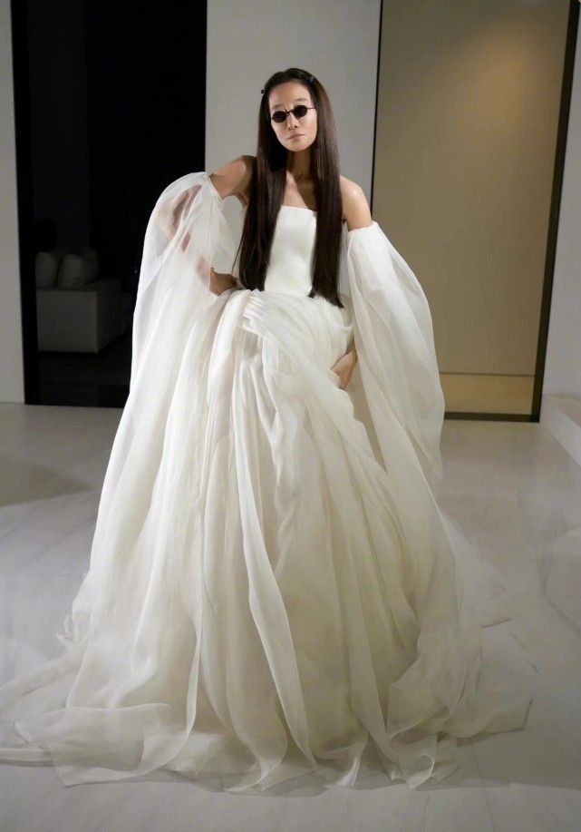 72岁婚纱女王王薇薇亲自上阵穿婚纱拍大片扮新娘个性十足