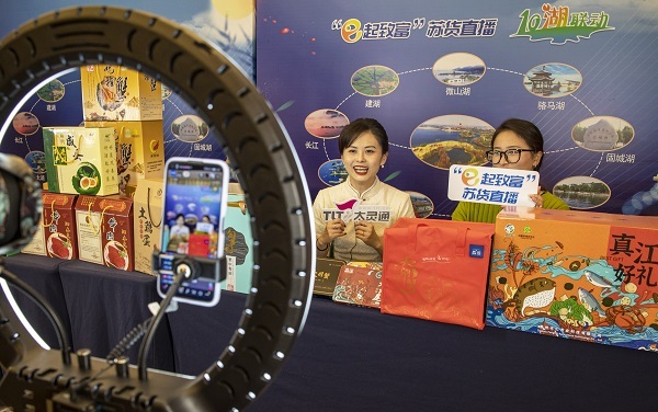 "e起致富"苏货直播新农人直播带货现场(央广网发 顾继红摄)