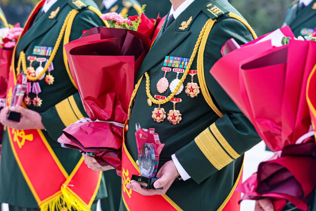 武警警官退役仪式纪念品亮了