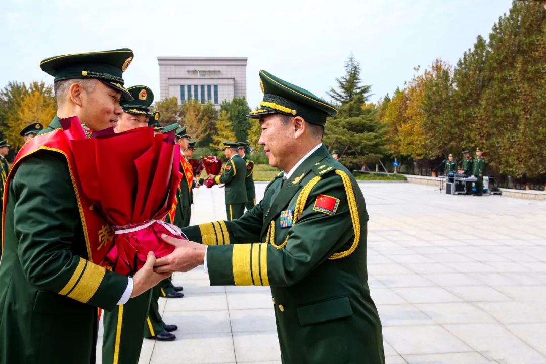 武警警官退役仪式纪念品亮了