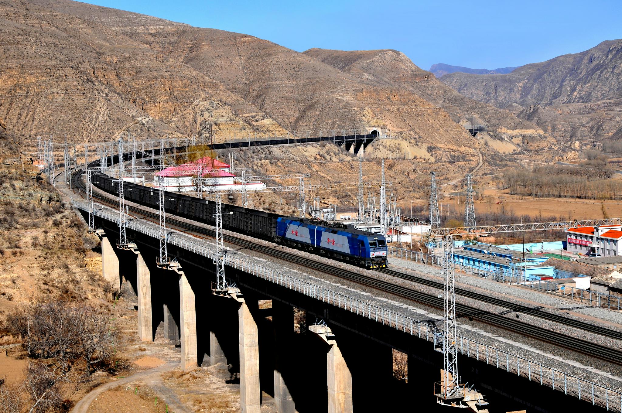 每13分钟发一列保供煤记者探访大秦铁路龙头车站