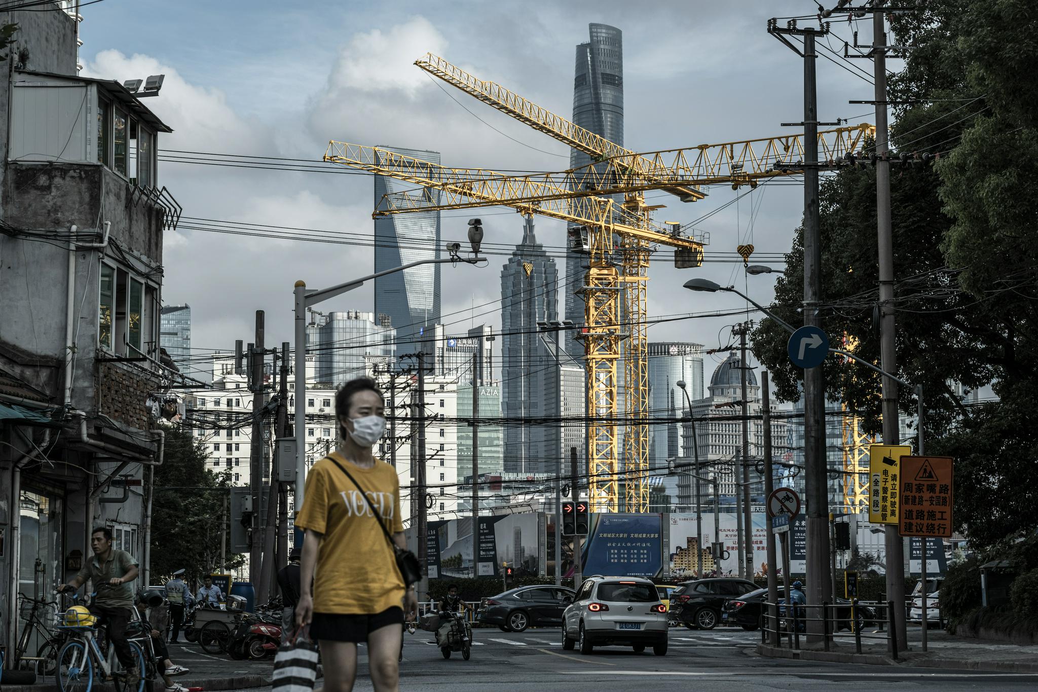 081515瞿凯伦 摄影1990年代,上海某地拆迁后的旧门窗买卖.