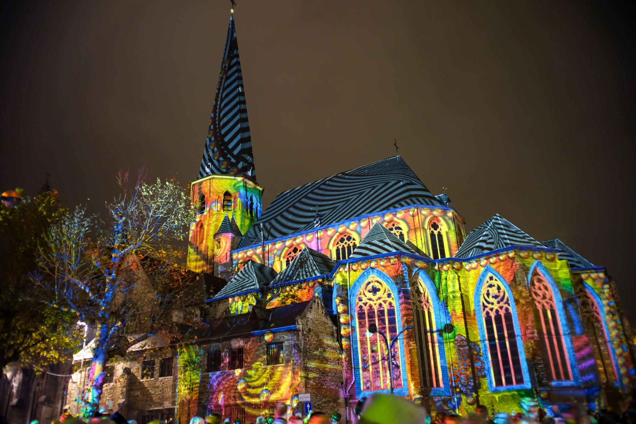 这是11月11日在比利时根特灯光节上拍摄的灯光艺术作品.