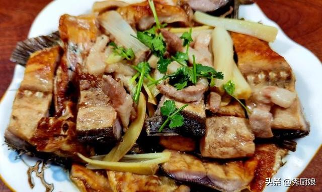 【香椿蒸咸鱼】准备食材:咸鱼,香椿,五花肉,葱,姜,香菜,料酒,生抽