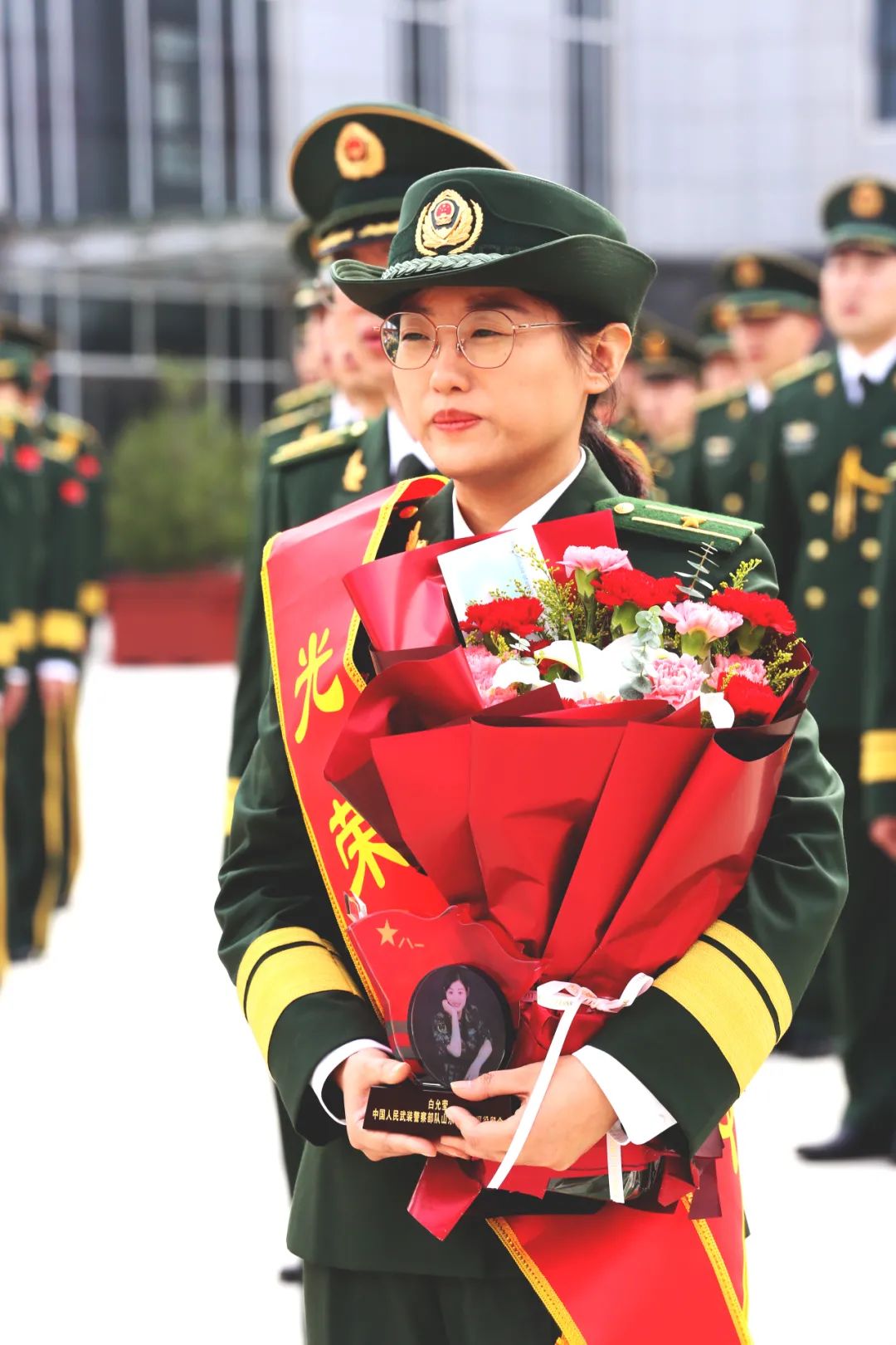 武警警官退役仪式纪念品亮了