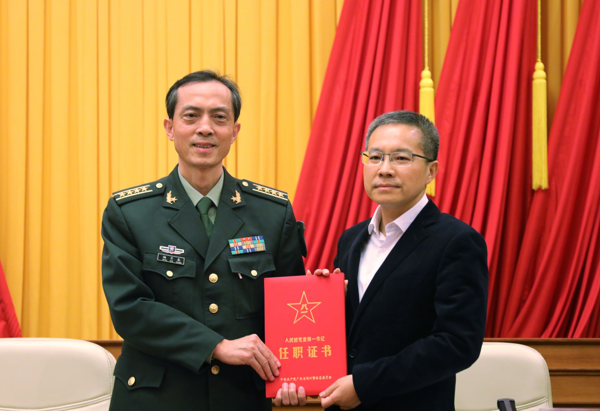 杨芝春大校为刘胜颁发任职证书11月12日,深圳市坪山区召开区人民武装