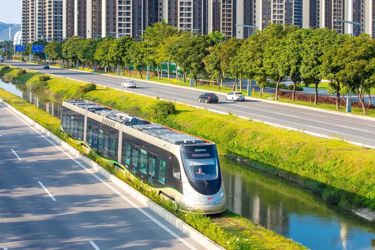 阳光的照射下,高明有轨电车也笼罩在金色之中.