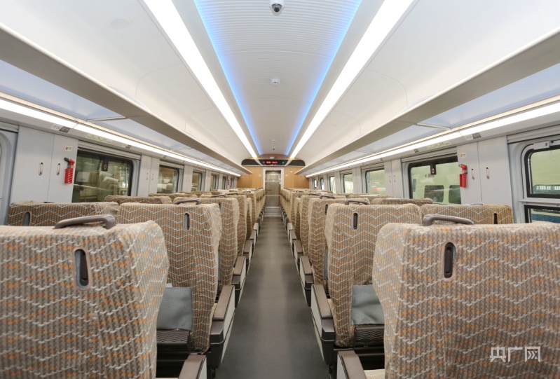 绿巨人动车组亮相济南最高时速160公里