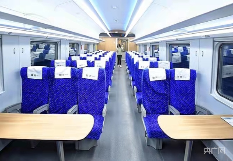 绿巨人动车组亮相济南最高时速160公里