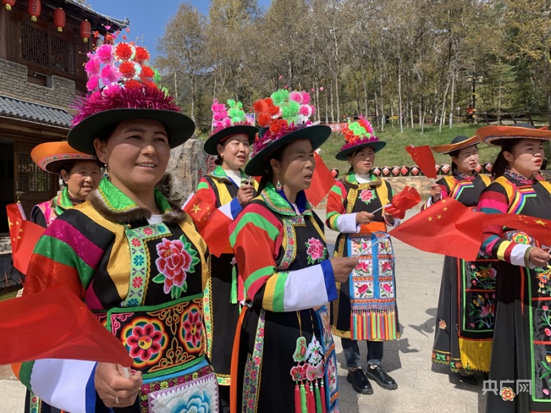 互助土族自治县土族群众身着民族服饰歌唱祖国(央广网记者汪晓青摄)