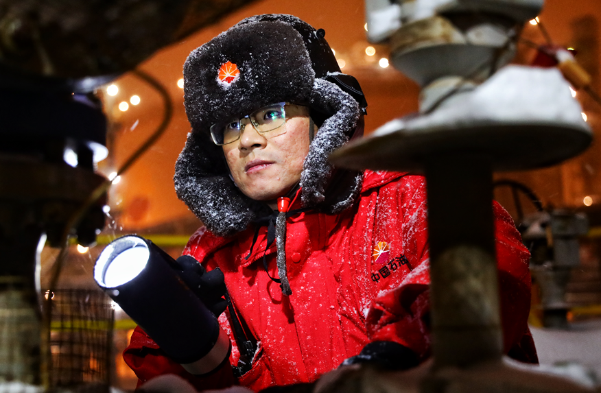 中国石油唐山lng接收站运行监督刘攀攀雪夜巡检.(潘骁骅 摄)