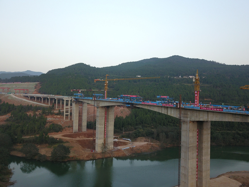 成绵苍巴高速公路广元段西河大桥左幅提前合龙
