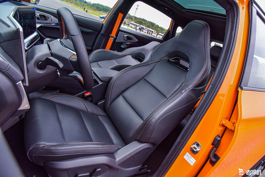 高配车型配有运动一体式座椅,拥有座椅加热功能,头枕处拥有两个雅马哈