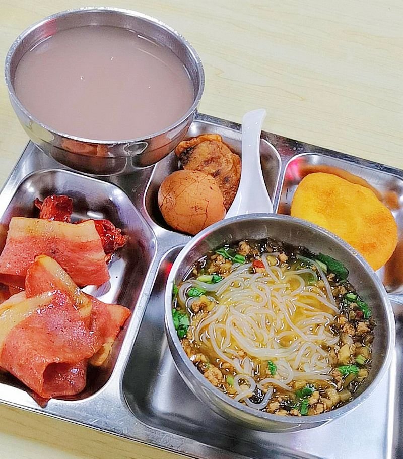 大食堂早餐饭菜真丰富馄饨鸡蛋随便吃你的食堂也是这样吗
