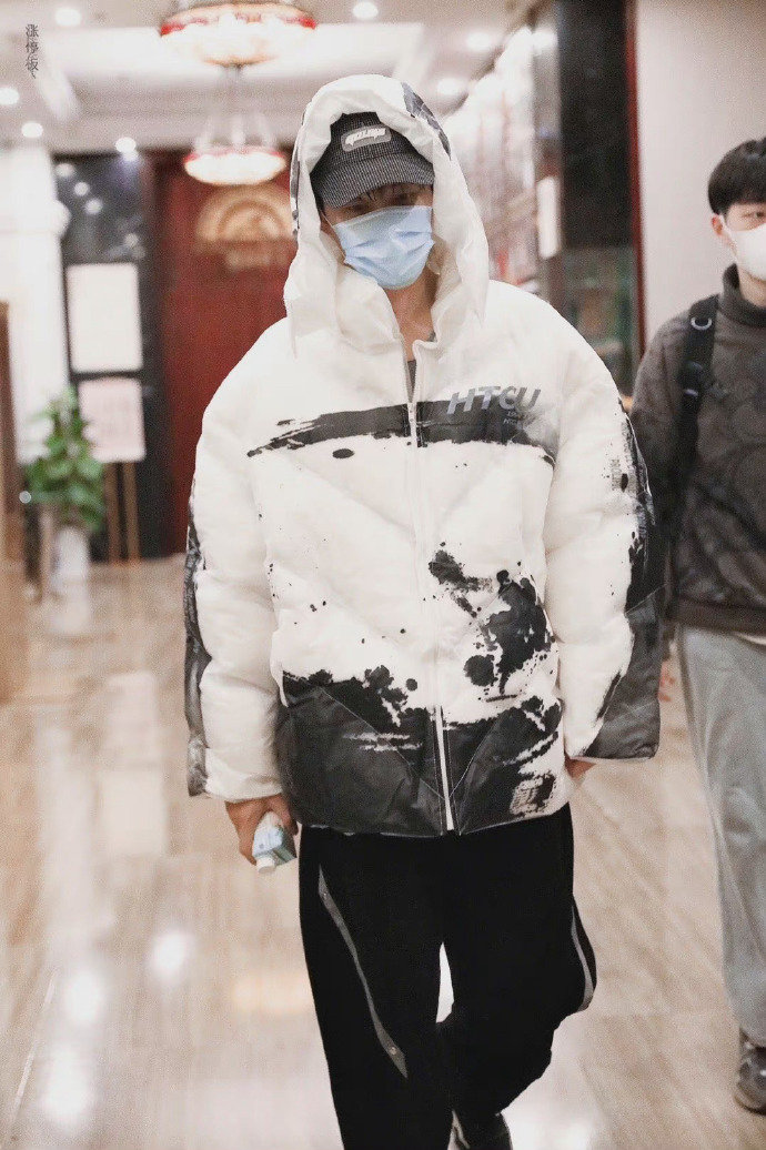 任豪今日份上班饭拍图 白色水墨羽绒服搭配黑色运动裤……|任豪|羽绒