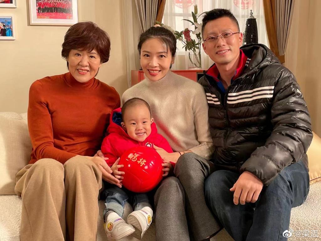 女排前队长全家合影郎平!祖孙三代笑容灿烂,奥运冠军办退役手续休闲区蓝鸢梦想 - Www.slyday.coM 女排前队长全家合影郎平!祖孙三代笑容灿烂,奥运冠军办退役手续休闲区蓝鸢梦想 - Www.slyday.coM